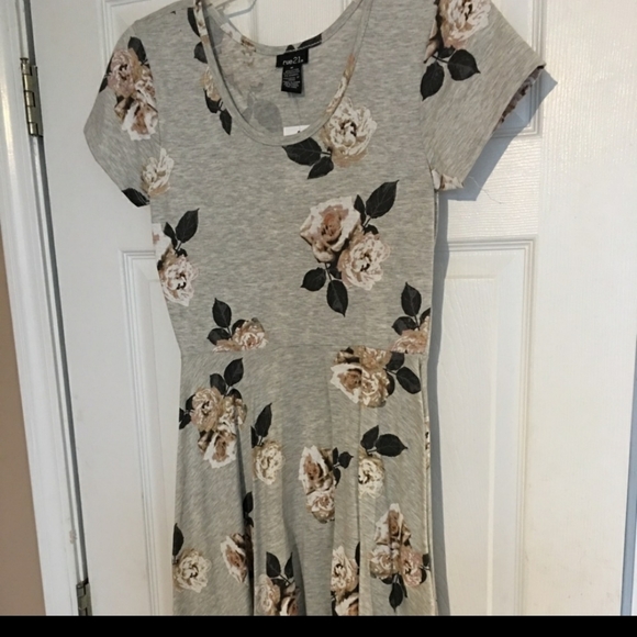 IN SEARCH OF THESE RUE 21 DRESSES SIZE MEDIUM - Picture 3 of 5